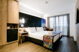 um quarto de hotel com uma cama e uma secretária em Arena Ipanema Hotel no Rio de Janeiro