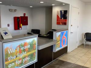 a waiting room with a tv and a counter at Motel 6-Memphis, TN - Downtown in Memphis
