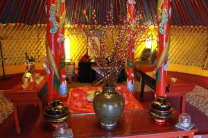 un vase avec des fleurs sur une table dans l'établissement Banyan Tree Ringha, à Shangri-La