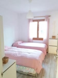 1 Schlafzimmer mit 2 Betten und einem Fenster in der Unterkunft Apartamento Santa Pola in Santa Pola