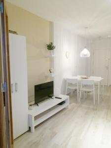 sala de estar con TV y mesa de comedor en Apartamento Santa Pola, en Santa Pola