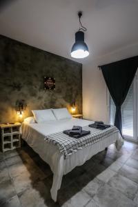 1 dormitorio con 1 cama blanca grande en una habitación en Ohana apartamentos con aparcamiento gratuito, a 3 minutos a pie del Teatro Romano, en Mérida