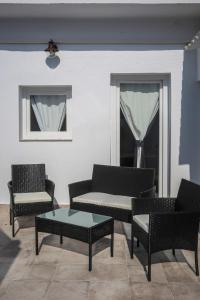 - un salon avec un canapé, des chaises et une table dans l'établissement Ohana apartamentos con aparcamiento gratuito, a 3 minutos a pie del Teatro Romano, à Mérida