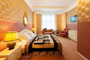 a hotel room with a bed and a living room at Hotel Pension Dahlem in Berlin