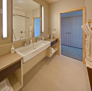 un bagno con un grande lavandino e un grande specchio di Island Inn at 123 West a Friday Harbor