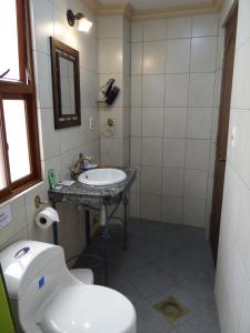 ein Badezimmer mit Toilette und Waschbecken in der Unterkunft Hostal Bivouac in La Paz + 12 Fotos