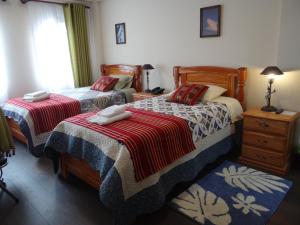 ein Schlafzimmer mit zwei Betten und einer Kommode in der Unterkunft Hostal Bivouac in La Paz