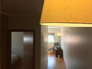 un pasillo con una habitación con una cama y una lámpara en Caminho de Santiago, Alandroal, en Alandroal