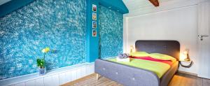 - une chambre avec un lit dans une pièce aux murs bleus dans l'établissement T House, à Sibiu