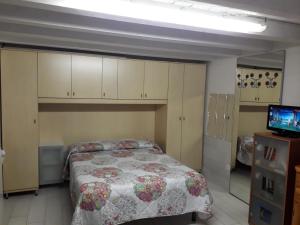 ein Schlafzimmer mit einem Bett und Schränken sowie einem TV in der Unterkunft Casa Lorella in Chioggia