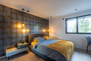 1 dormitorio con cama y pared en Villa Casanova en Aix-les-Bains