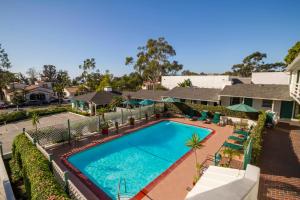 ein Bild eines Swimmingpools in einem Haus in der Unterkunft Coast Village Inn in Santa Barbara