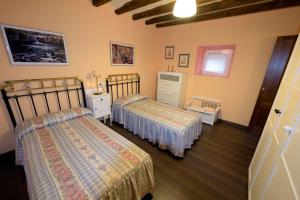 1 dormitorio con 2 camas y vestidor en El Chorrón, en El Royo