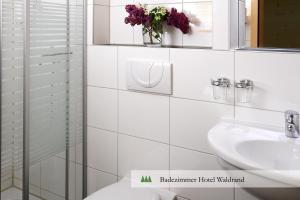 Koupelna v ubytování Hotel Waldrand + 37 fotografií