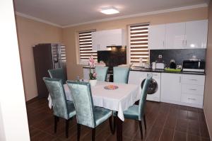 Dining area sa apartment