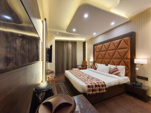 Hotel Makhan Residency客房内的一张或多张床位