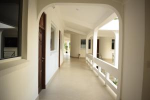 an empty hallway of a house with an archway at Hotel Gran Costa Azul in Puerto Santo Tomás de Castilla
