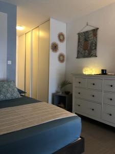 圣弗朗索瓦LES MARINES KAZATIBO的带床和梳妆台的卧室 更多17张照片