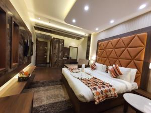 Hotel Makhan Residency客房内的一张或多张床位