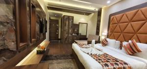 Hotel Makhan Residency客房内的一张或多张床位