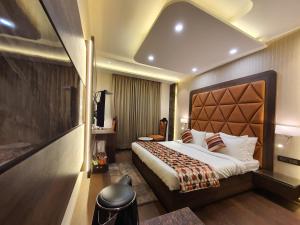 阿姆利则Hotel Makhan Residency的一间位于酒店客房内的带大床的卧室 更多37张照片