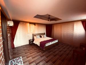 een slaapkamer met een bed in een kamer bij Petra Wassaif Camp in Wadi Musa