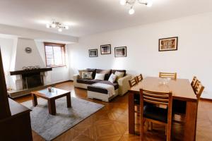 Posezení v ubytování Castle Apartment + 21 fotografií