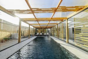 A piscina localizada em Villa Babastay Marrakech, Piscine Chauffée & Jacuzzi, 20 min de Marrakech ou nos arredores