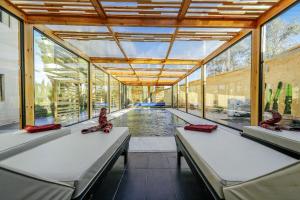 A piscina localizada em Villa Babastay Marrakech, Piscine Chauffée & Jacuzzi, 20 min de Marrakech ou nos arredores