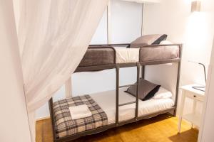 - deux lits superposés dans une chambre dans l'établissement Casa Isabela by Cadiz Time, à Cadix