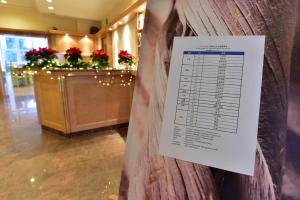 un pedazo de papel colgado en una pared con una habitación con flores en LandhotelUllrich, en Baumholder