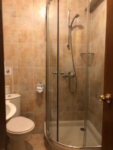 La salle de bains est pourvue d'une douche et de toilettes. dans l'établissement Apartment 507 The Castle 1, à Pamporovo