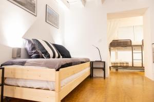 - une chambre avec un lit en bois et des lits superposés dans l'établissement Casa Isabela by Cadiz Time, à Cadix