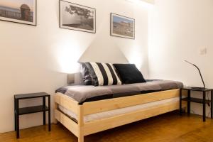- un lit dans une chambre avec 2 tables de nuit dans l'établissement Casa Isabela by Cadiz Time, à Cadix