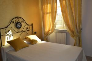 A bed or beds in a room at Agriturismo Cascina Rabalot
