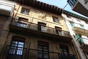 un edificio con balcones en un lateral en LOA GETARIA, en Getaria