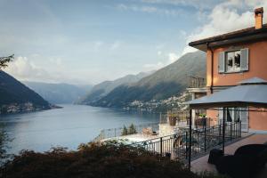 a house with a view of a river and mountains at Villa Silver in Faggeto Lario 