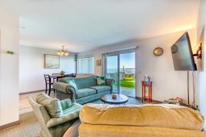 ein Wohnzimmer mit zwei Sofas und einem Fernseher in der Unterkunft Bayview Cottage in Barview