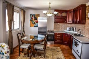 Kuchyň nebo kuchyňský kout v ubytování Ema Guest House + 35 fotografií