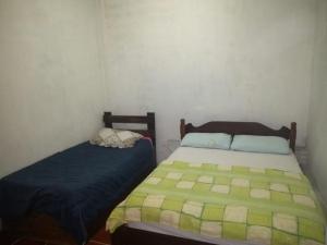 ein Schlafzimmer mit zwei Betten in einem Zimmer in der Unterkunft CASA PRAIA BEIRA MAR COM PISCINA 5 QUARTOS ACOMODA 12 pessoas in Imbé