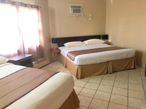 Postel nebo postele na pokoji v ubytování Thriftlodge Edmonton