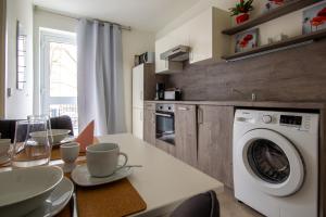 a kitchen with a table with a washing machine at Ferienwohnung am Cospudener See in Markkleeberg