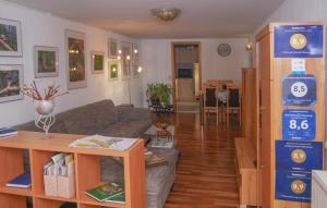 sala de estar con sofá y mesa en Ferienwohnung Am Elberadweg, en Dresden