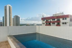 ein Pool auf dem Dach eines Gebäudes in der Unterkunft Sossego com excelente localização em Boa Viagem in Recife