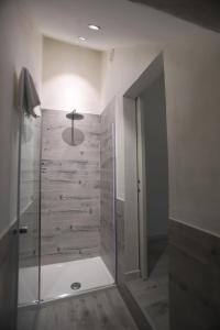 A bathroom at N° 1 Flat Airport