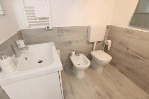 A bathroom at N° 1 Flat Airport