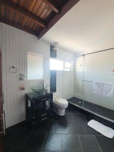 a bathroom with a toilet and a sink at Hotel Quinta de Santa Ana in Tibasosa