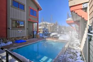 フリスコにあるLarge Deck and Stunning Views Mtn Condo in Frisco!の雪の中の家の隣のスイミングプール