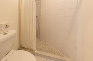 y baño con aseo y ducha. en Hotel México Inn Express, en Salamanca