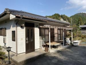 Cette petite maison dispose d'une terrasse couverte. dans l'établissement Tsugoe's House Villa / Vacation STAY 74618, à Saijo